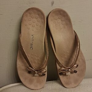 Vionic Women's Rose Gold Metallic Bow Thong Sandals Size 7